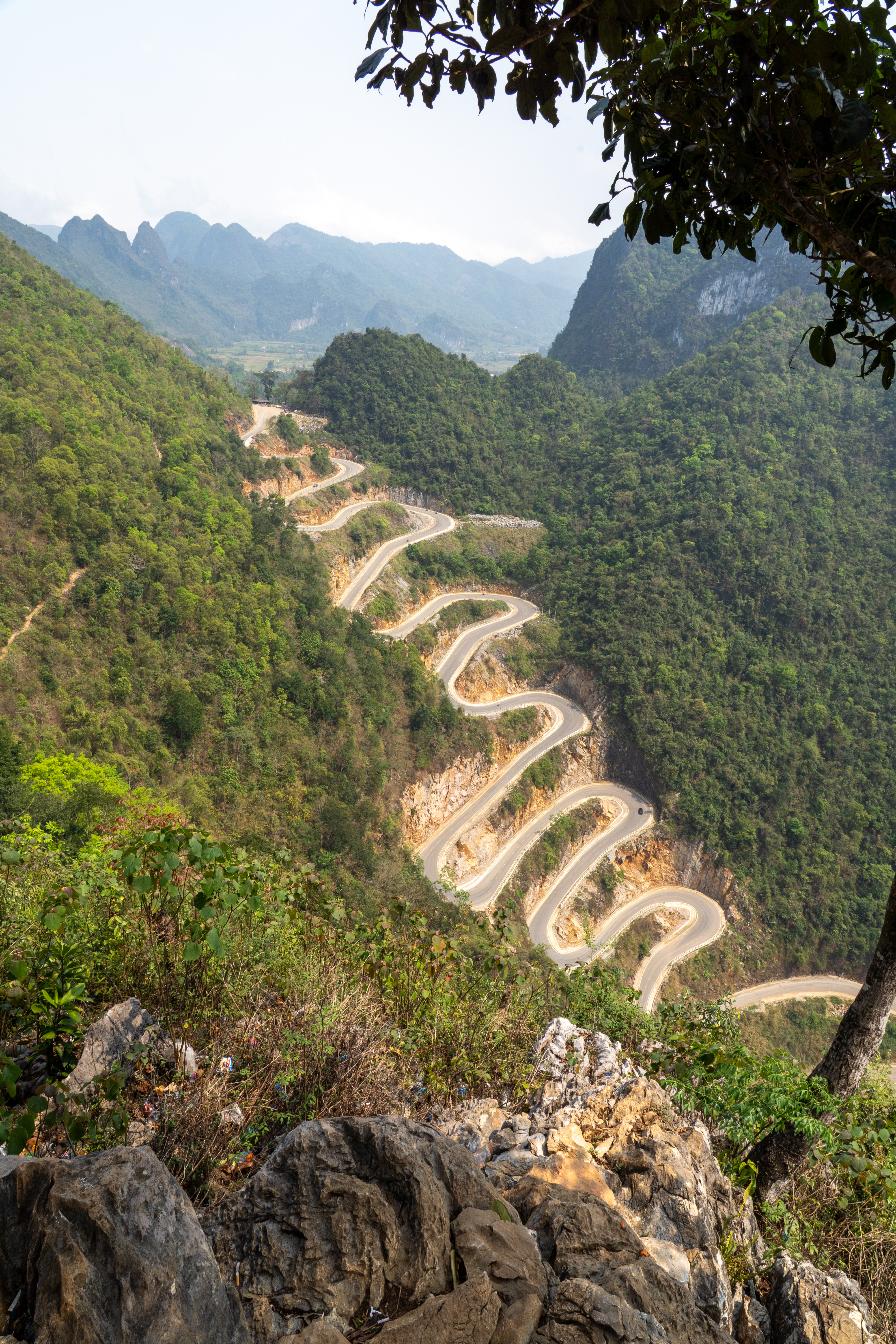 Đèo Mẻ Pia — 14 hairpin switchbacks carved into the mountainside between Hà Giang and Cao Bằng
